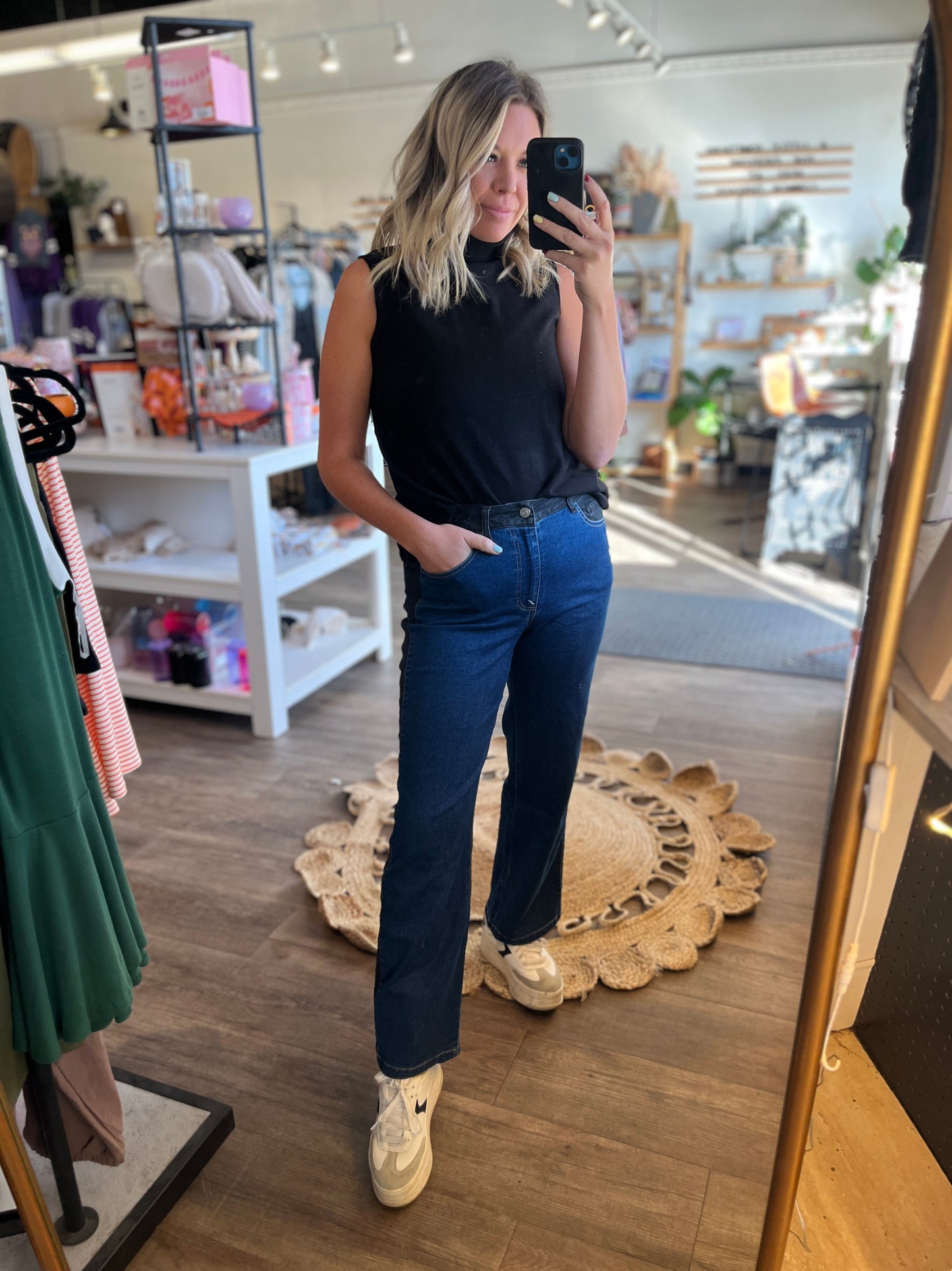 Maise Sleevless Turtleneck